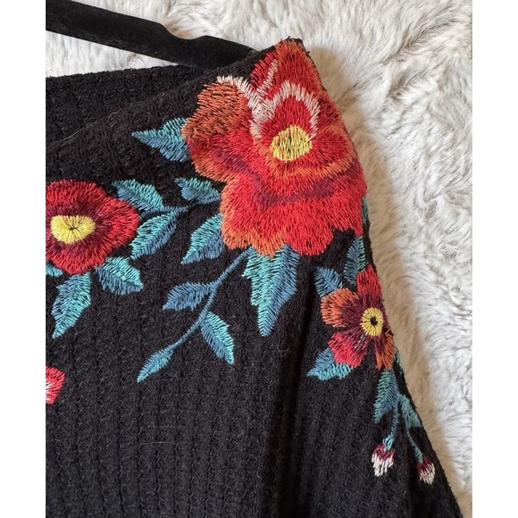 Umgee Sweater Top Small Off Shoulder Black Embroidered Floral Dolman Waffle Knit - Picture 6 of 13